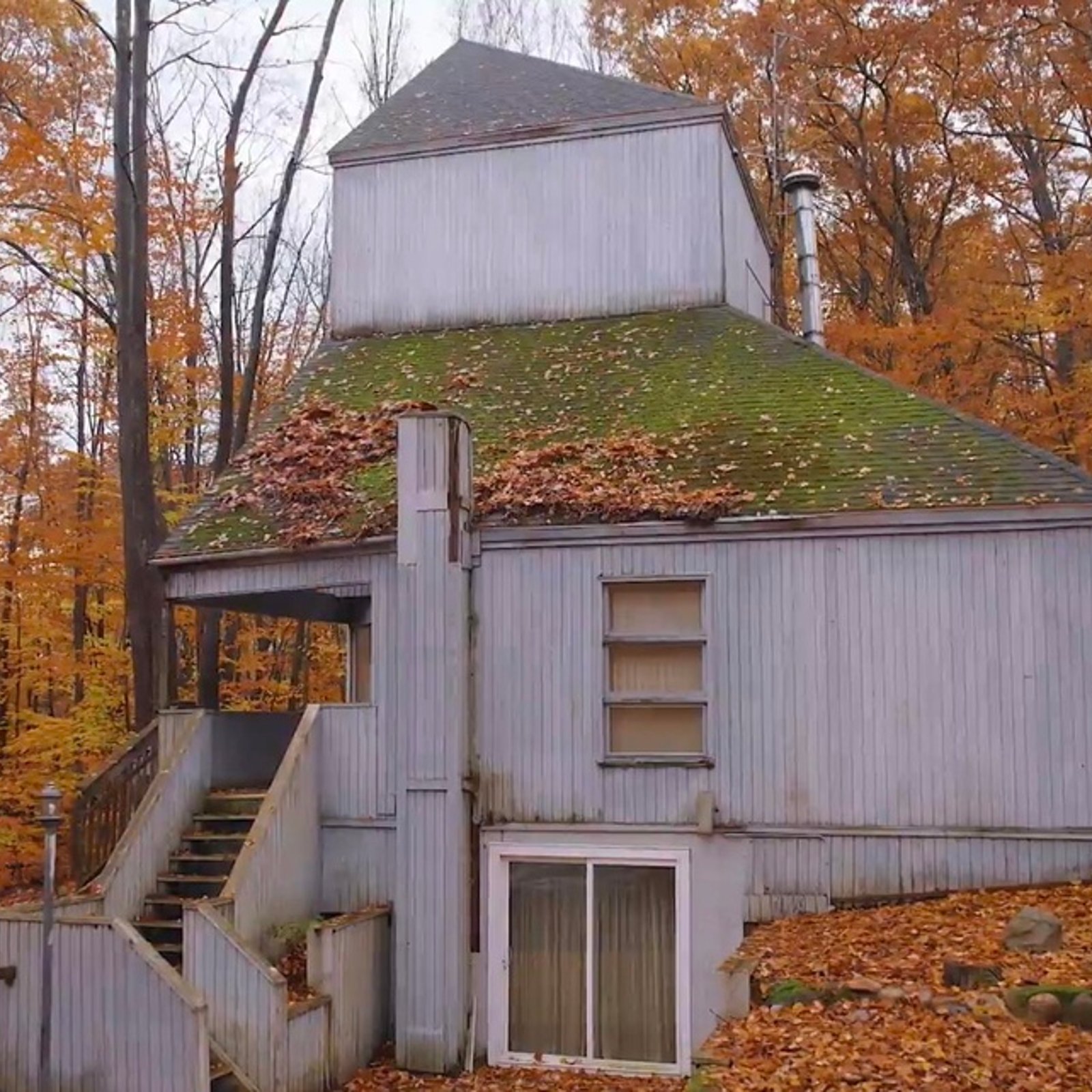 Étrange maison futuriste aussi unique à l'intérieur qu'à l'extérieur