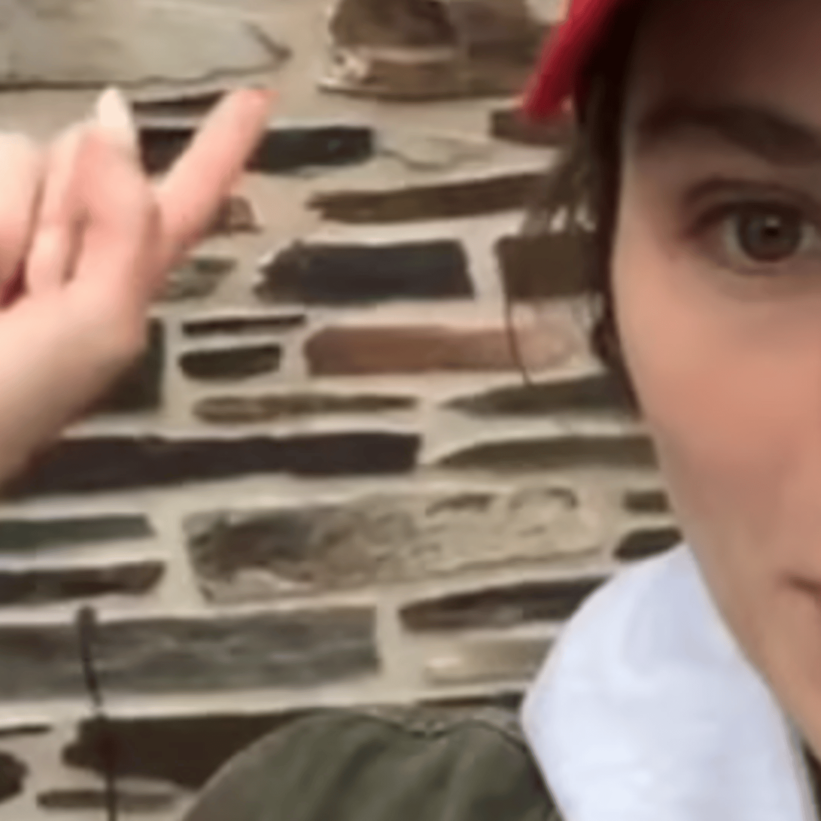 Maripier Morin sollicite l'aide de ses fans en direct de chez elle