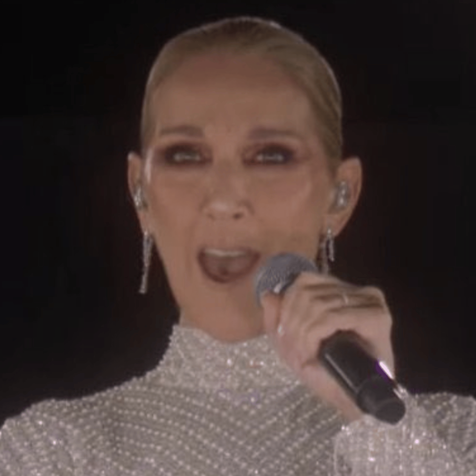 Céline Dion livre une performance magistrale avec la Tour Eiffel et reçoit une ovation monstre à Paris
