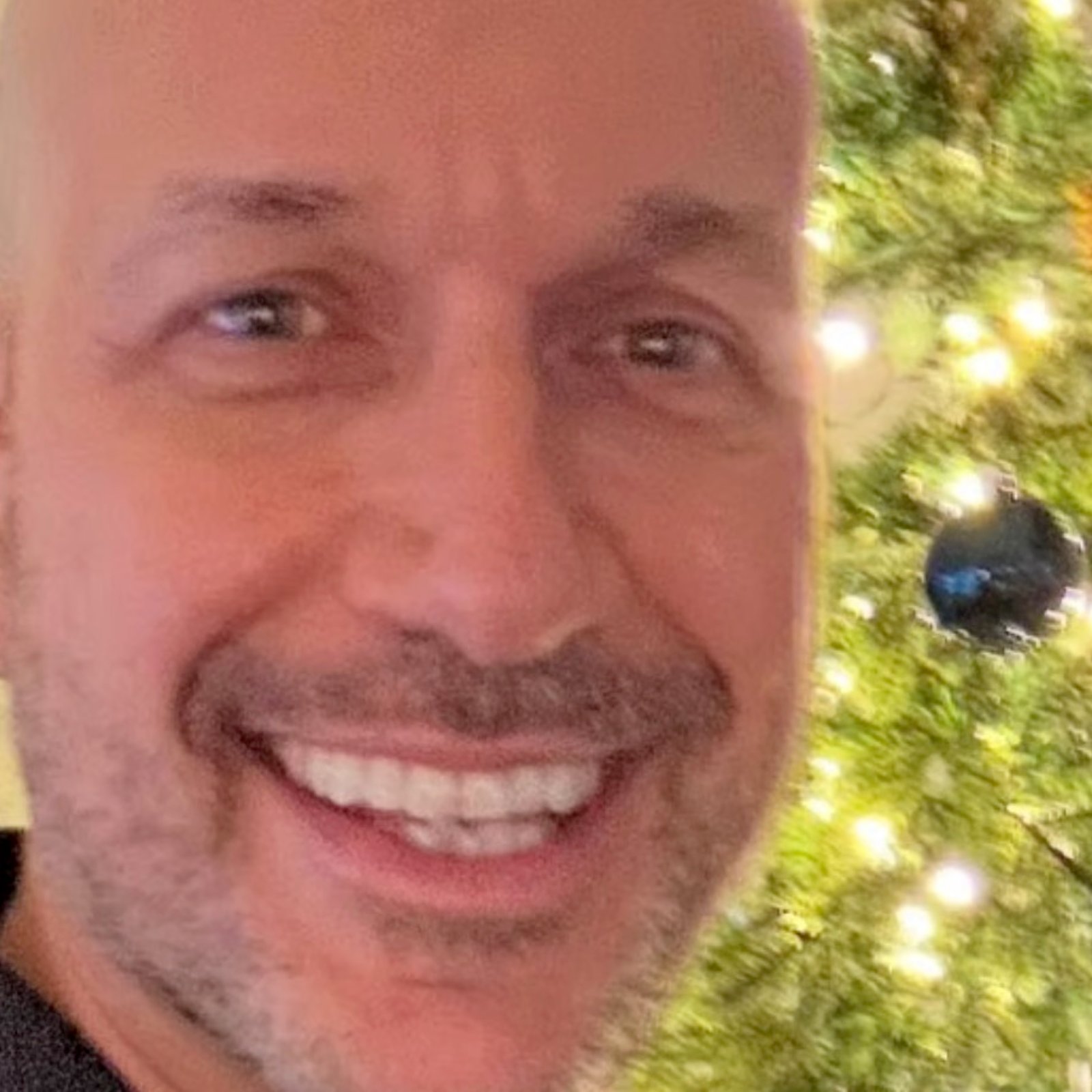 Martin Matte partage une photo en compagnie de sa blonde pour Noël