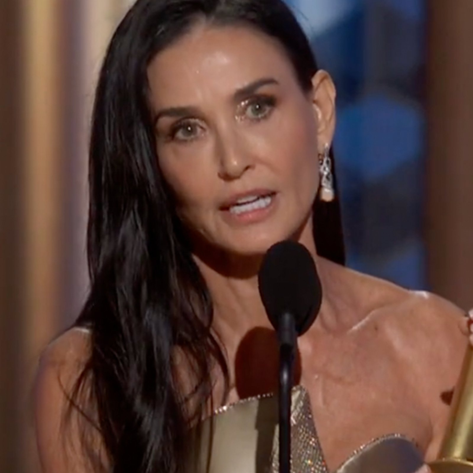 Demi Moore reçoit le premier prix de sa carrière aux Golden Globes et un élément retient l'attention