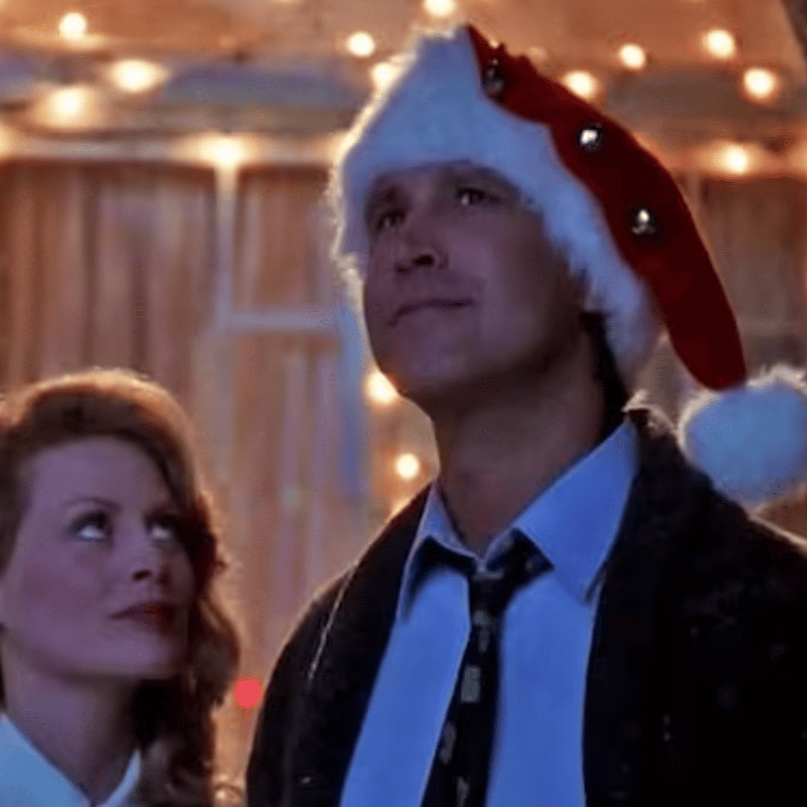 Chevy Chase du film ''Le Sapin a des Boules'' fait une rare sortie publique à l'occasion de Noël