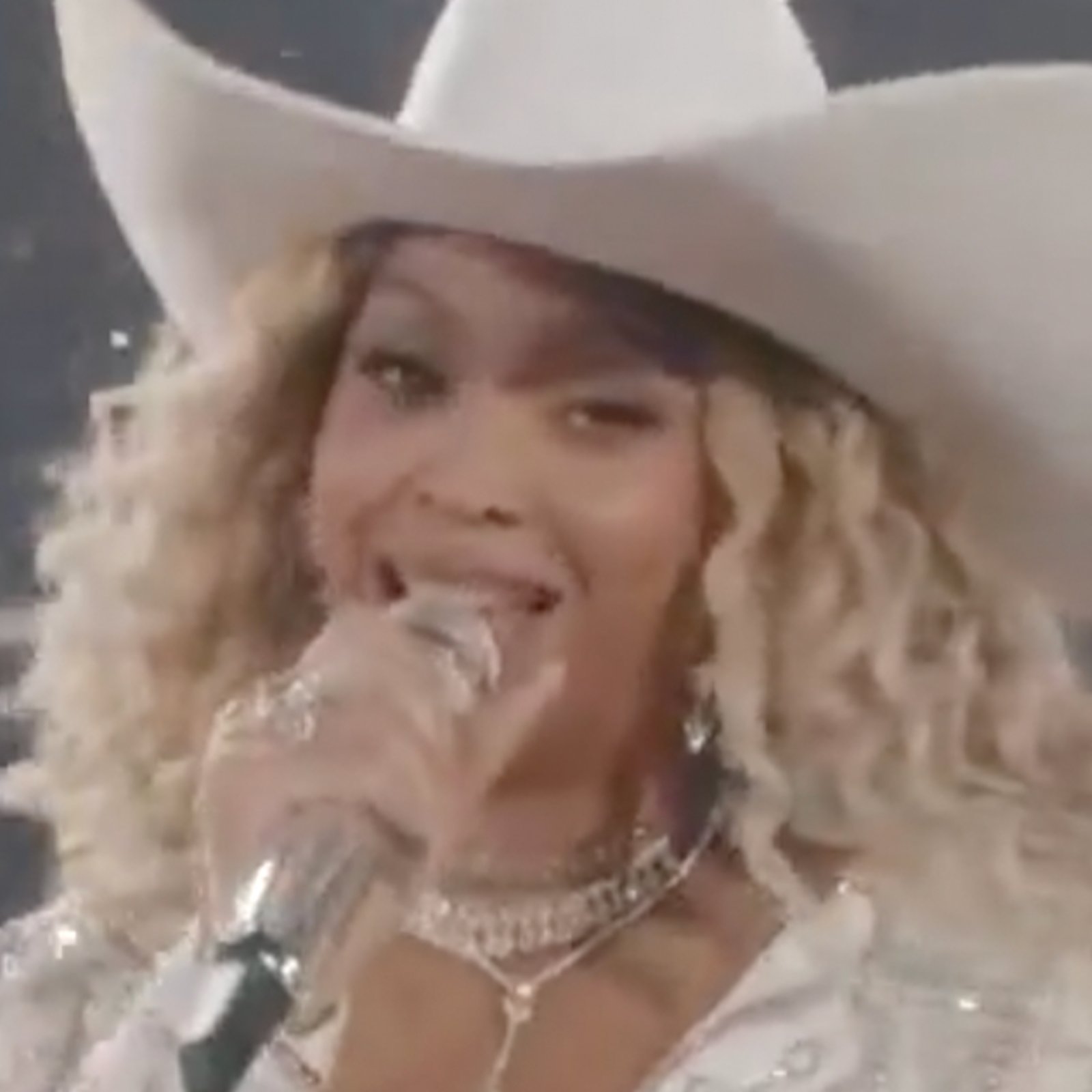 Beyoncé fait sensation pendant le show de la mi-temps du match de Noël de la NFL