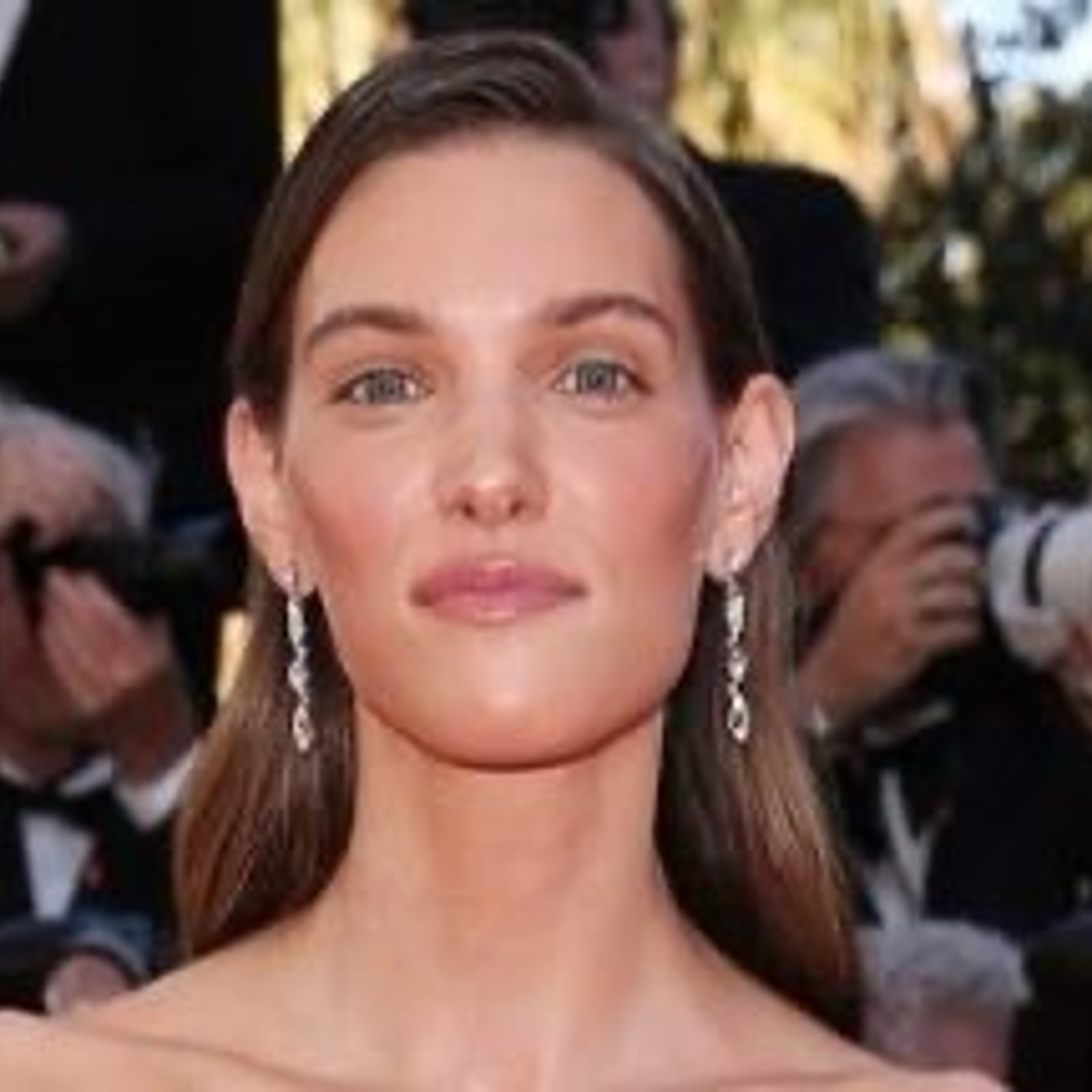 La robe de Charlotte Cardin fait tourner toutes les têtes sur le tapis rouge à Cannes