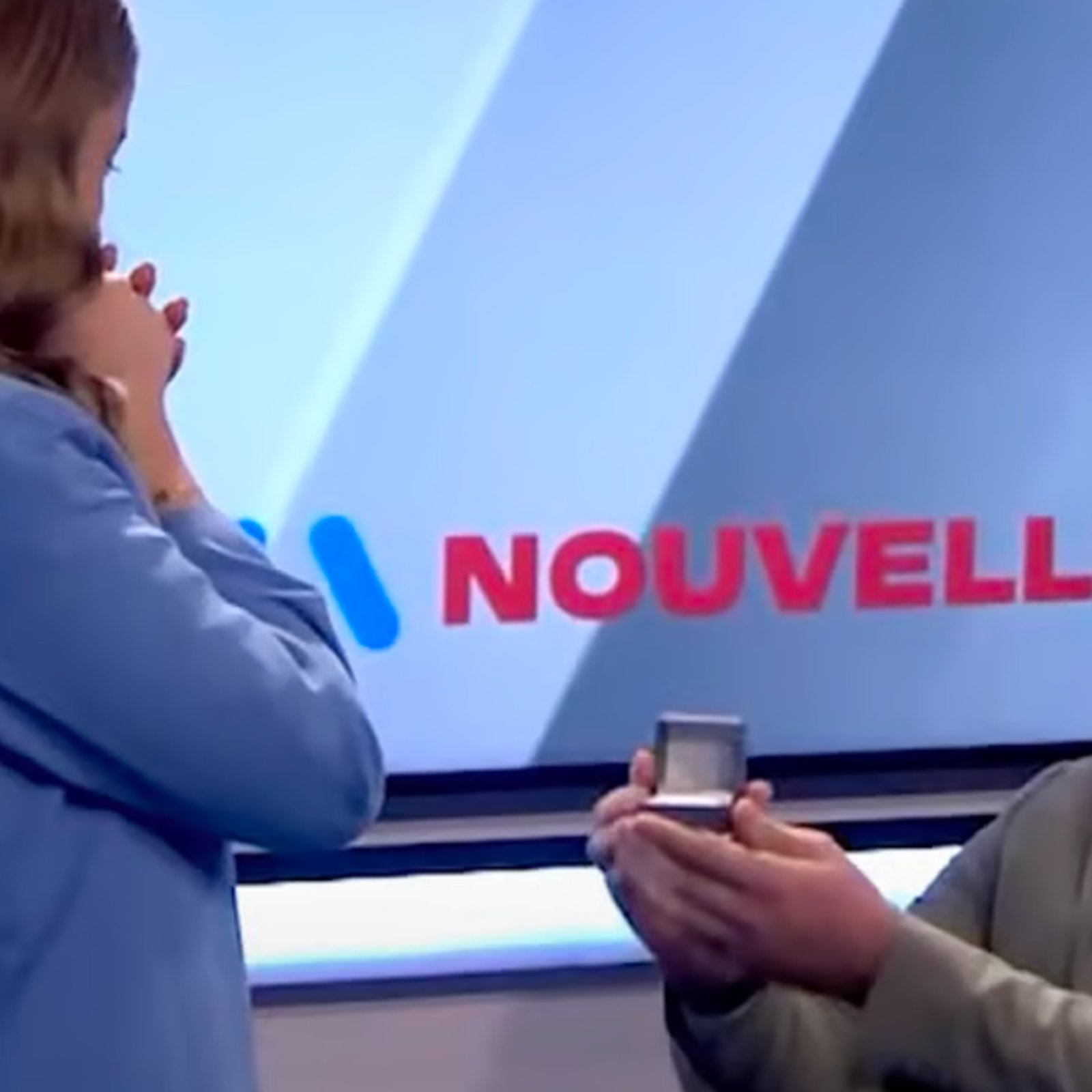 Une cheffe d'antenne de TVA Nouvelles se fait demander en mariage en direct à la télé.