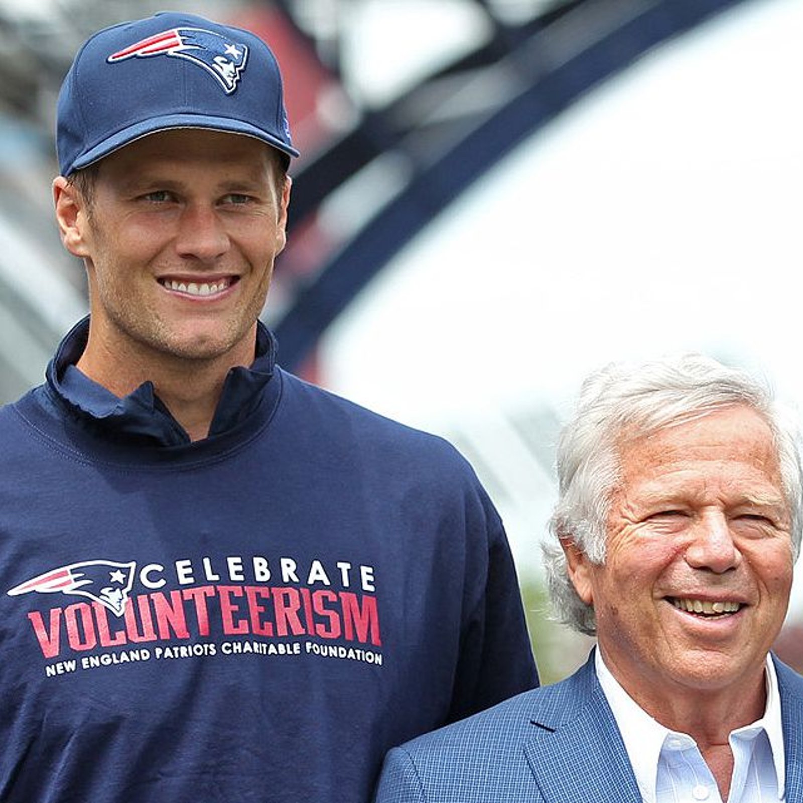 Robert Kraft wants to sign Tom Brady again