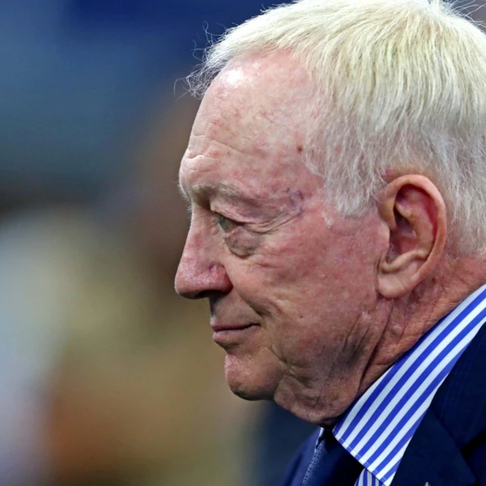 Jerry Jones wants a Cowboys quarterback controversy! 