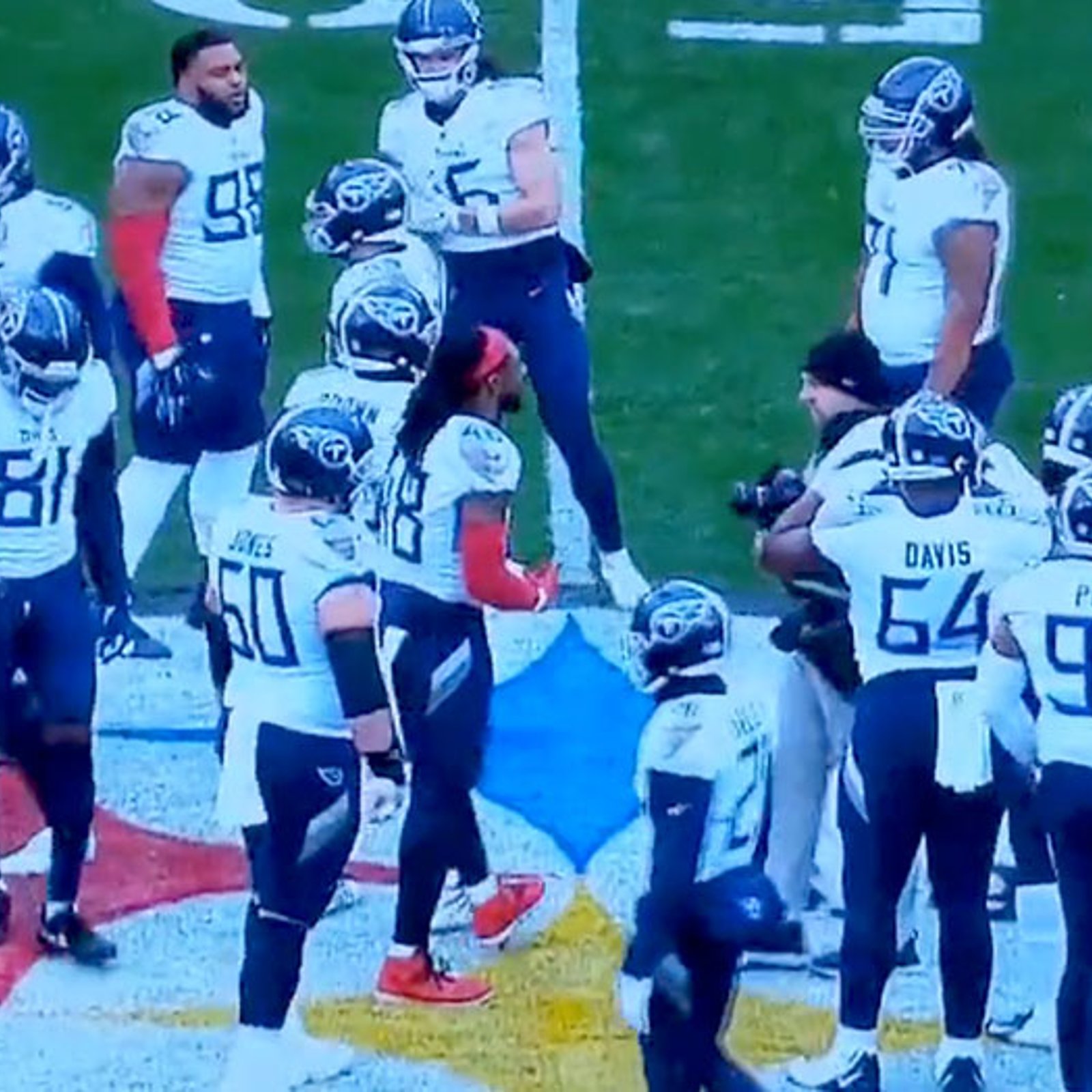 VIDEO: Tennessee Titans hold meeting on top of Steelers logo! 
