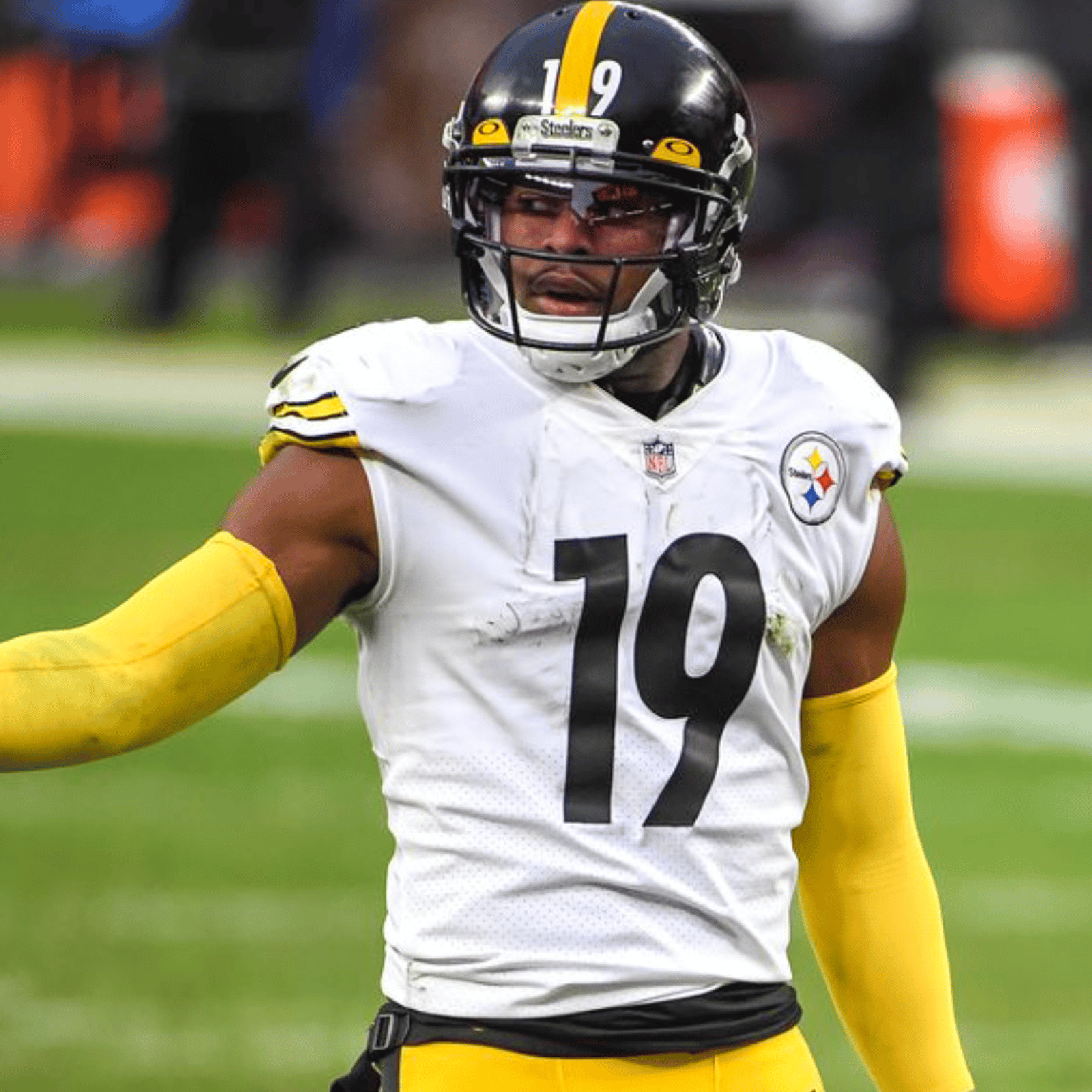 JuJu Smith-Schuster throws shade at Steelers