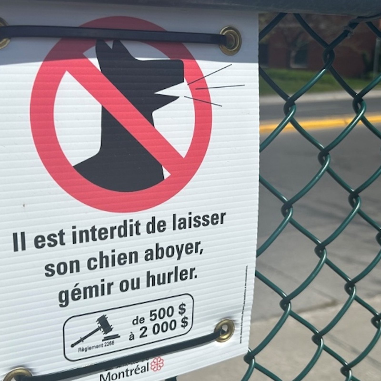 Ça pourrait vous coûter cher si vous laissez votre chien aboyer dans ce parc. 