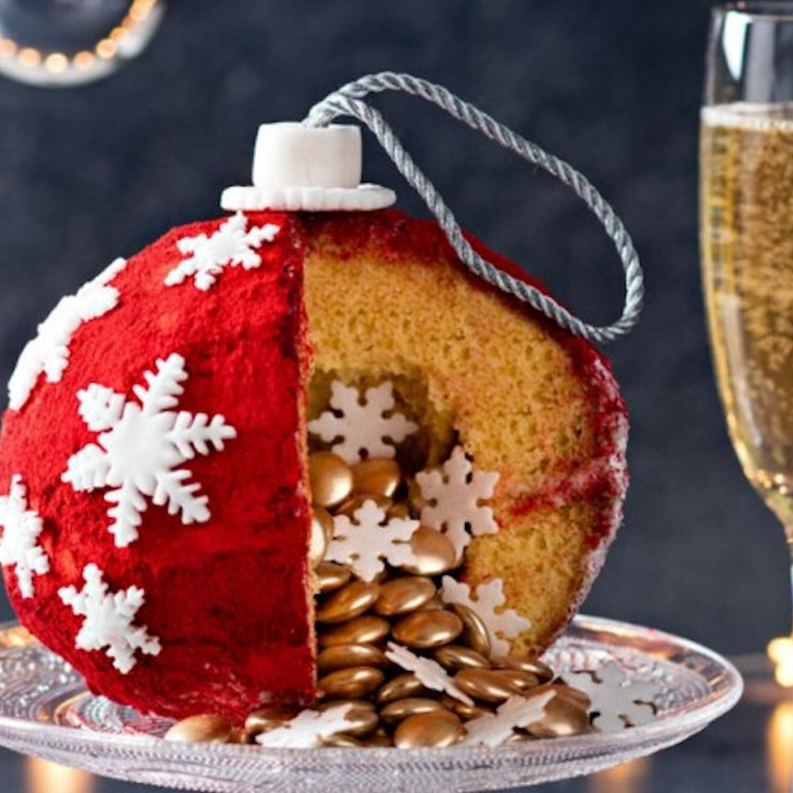 Superbe gâteau piñata en boule de Noël