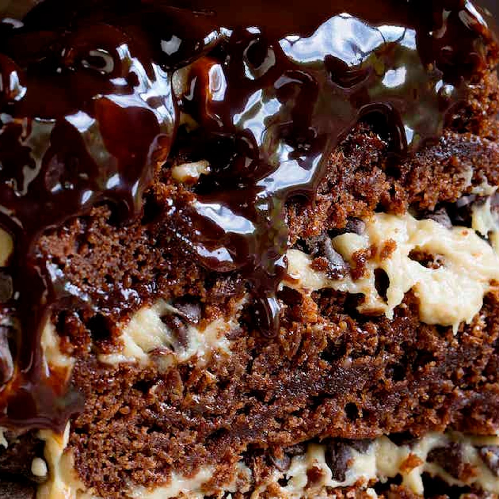 Décadent gâteau à la pâte à biscuits et brownies