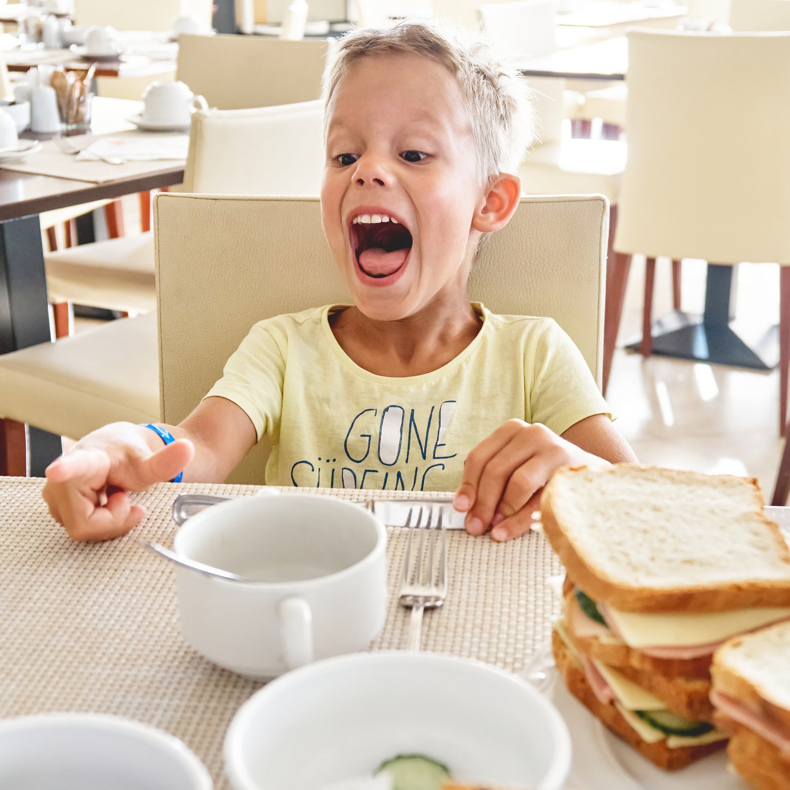 Un restaurant interdit les enfants trop jeunes et les gens le supportent 