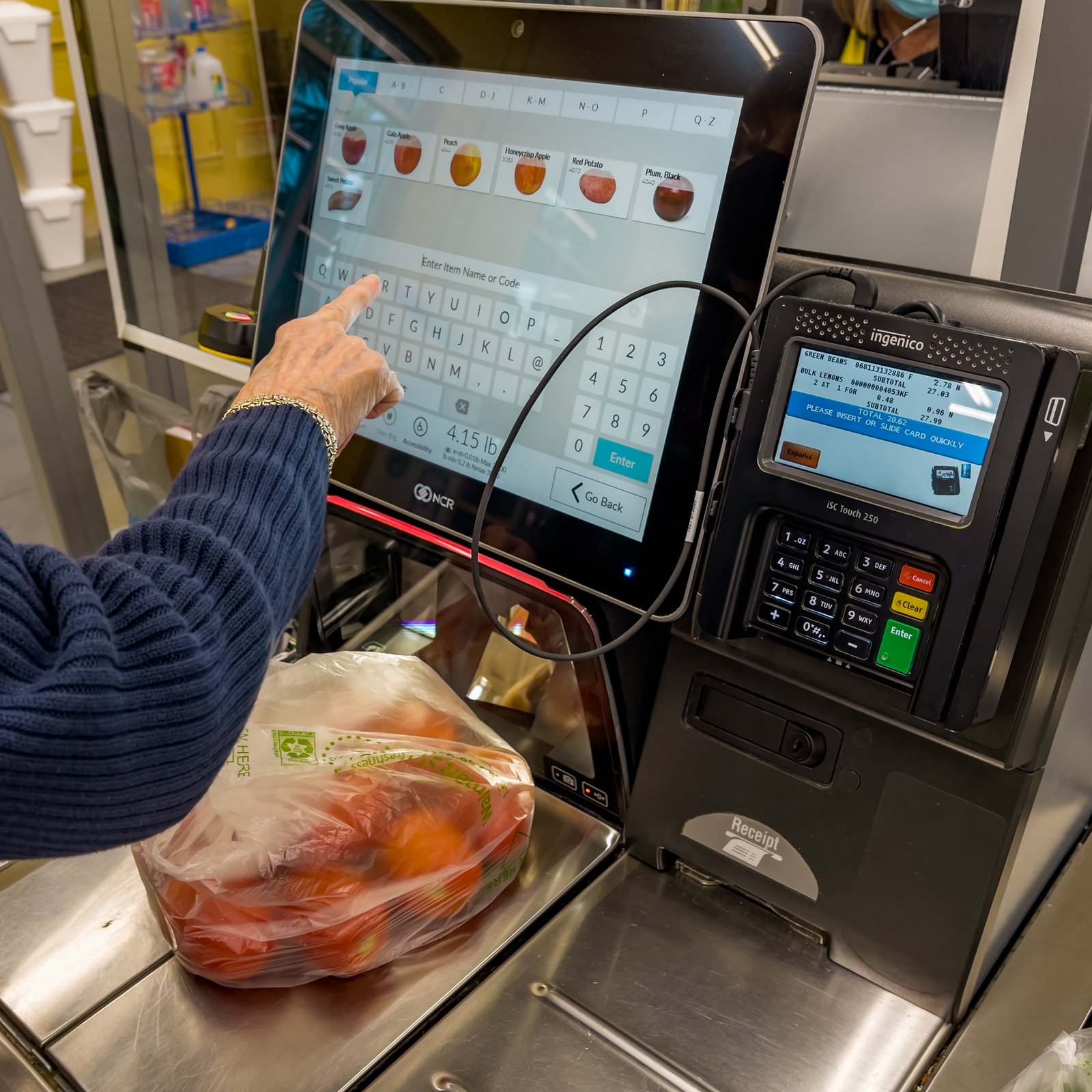 Une cliente furieuse alors que les employés d'un supermarché l'obligent à ramasser du vomi. 