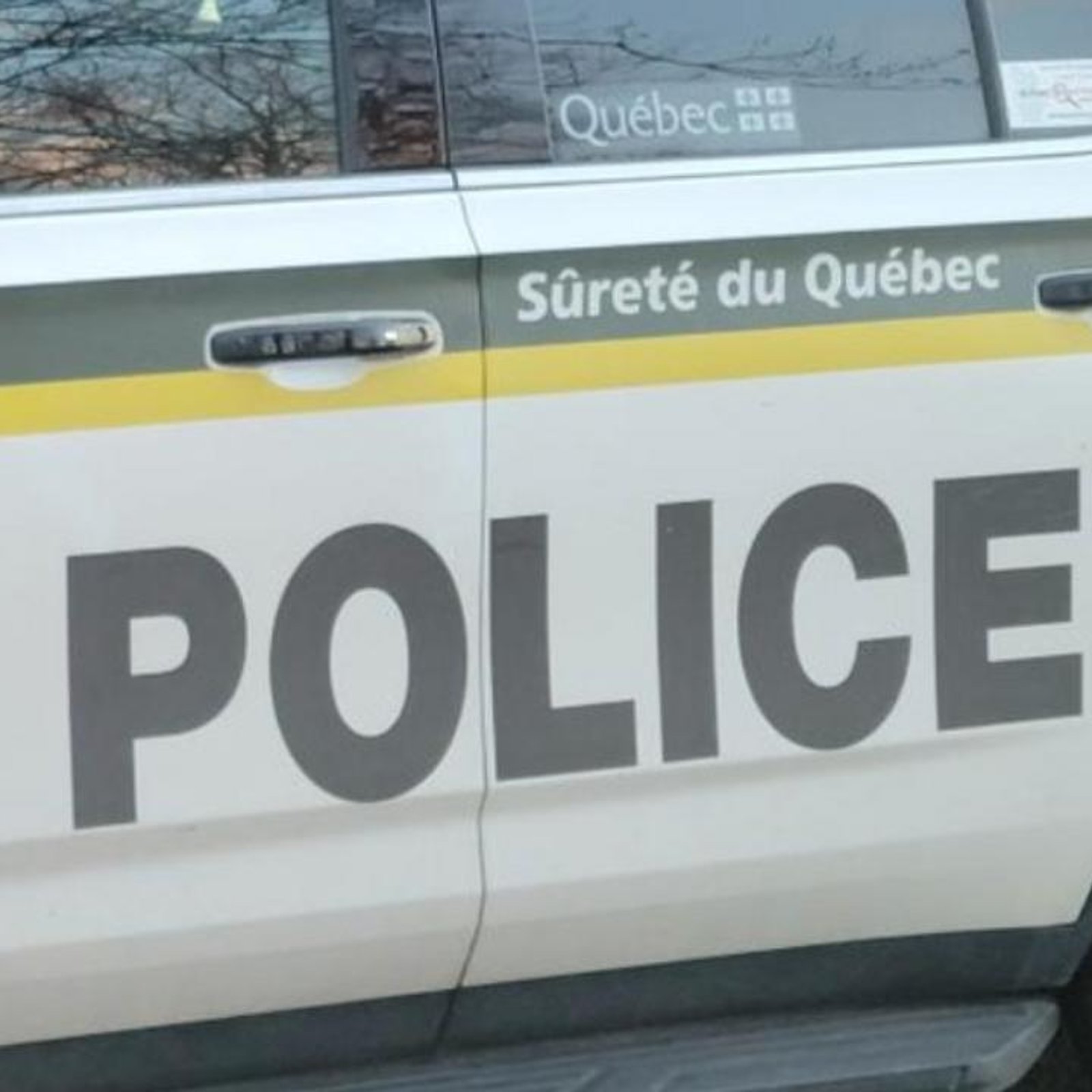 Un homme attaque une voiture de la Sûreté du Québec à coups de scie à chaîne.