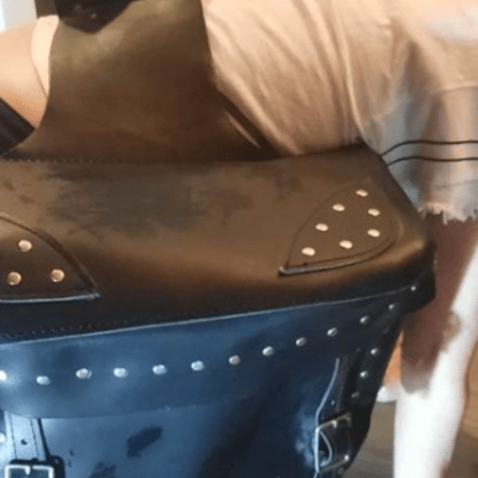Une femme de Saint-Lazare se retrouve à quatre pattes pour vendre des sacoches de moto