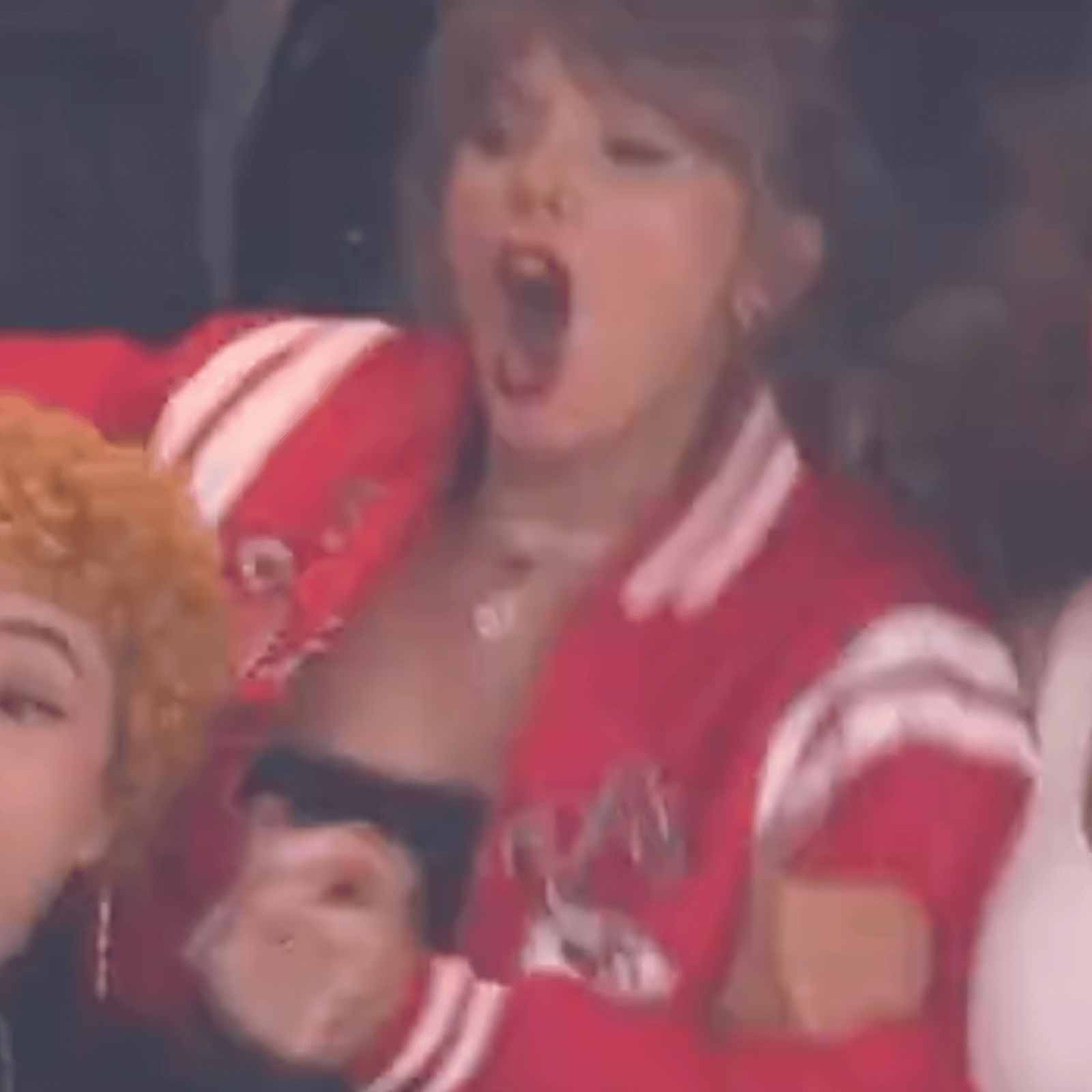 Taylor Swift explose de joie après la victoire des Chiefs au Super Bowl