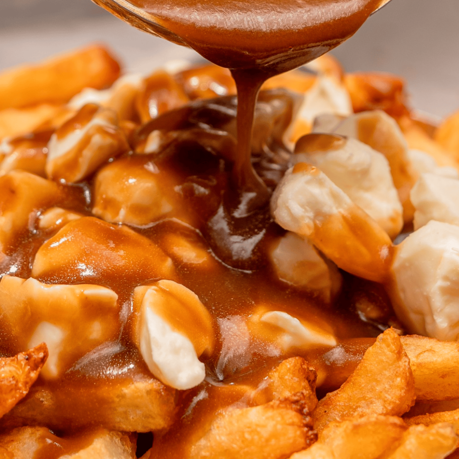 De jeunes Ukrainiens testent leur première poutine à vie lors du Tournoi de pee-wee