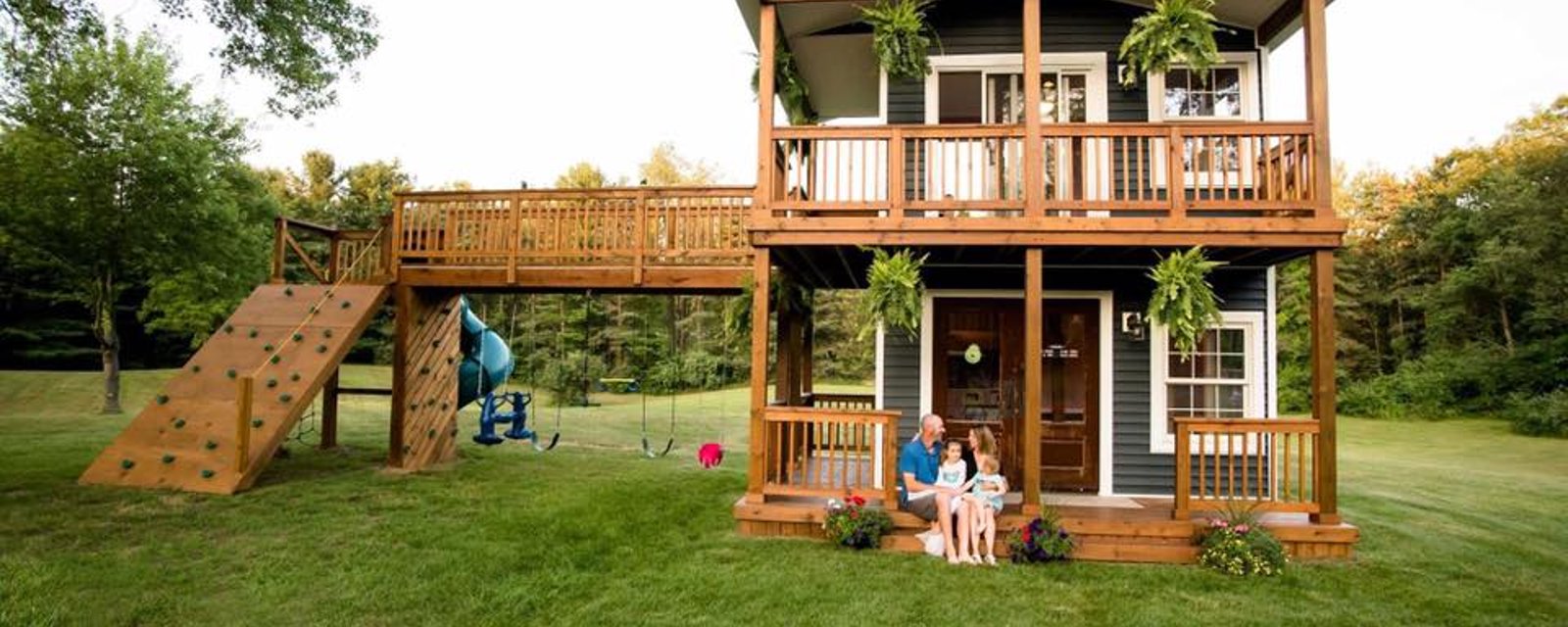 Ce papa construit une maison de jeu à deux niveaux pour ses filles