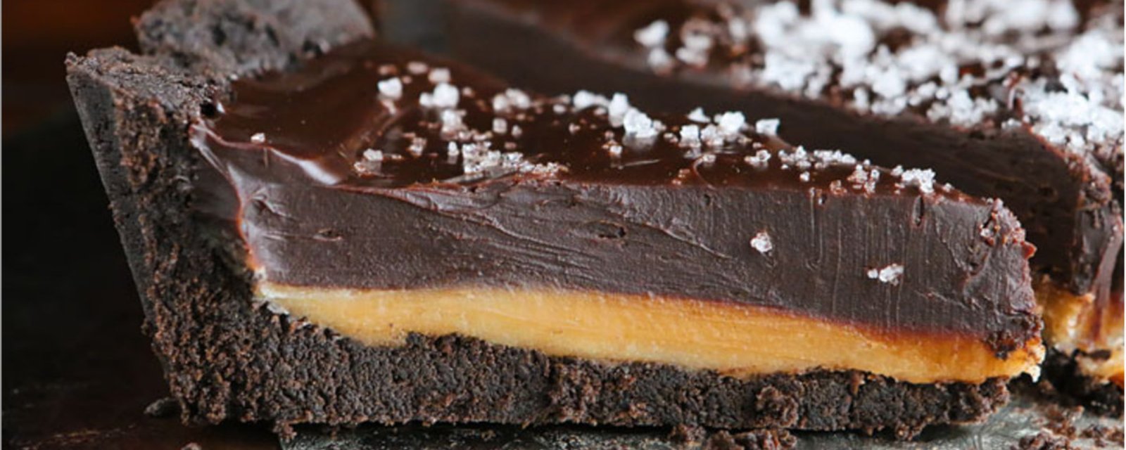 Cette tarte Oreo au chocolat noir et caramel frôle la perfection!