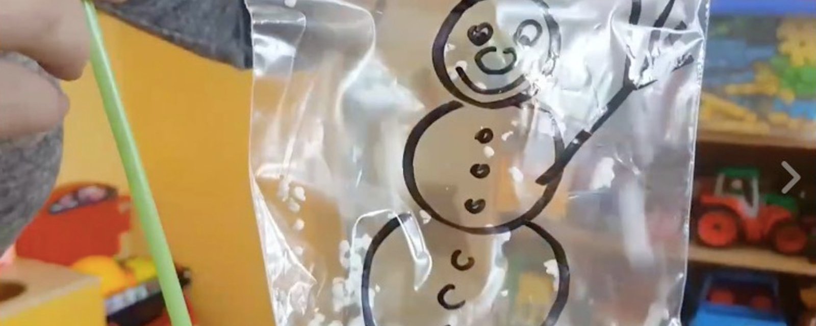 Bricolez de magnifiques bonshommes de neige avec les enfants, à partir de sacs Ziploc! Une idée amusante! 