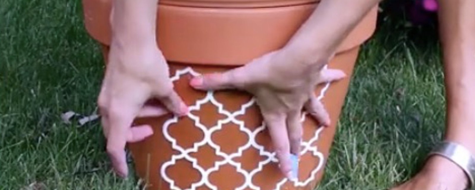 Elle colle un pochoir sur un pot en terre cuite et applique une couche de peinture blanche! Son idée m'a tellement inspirée! 