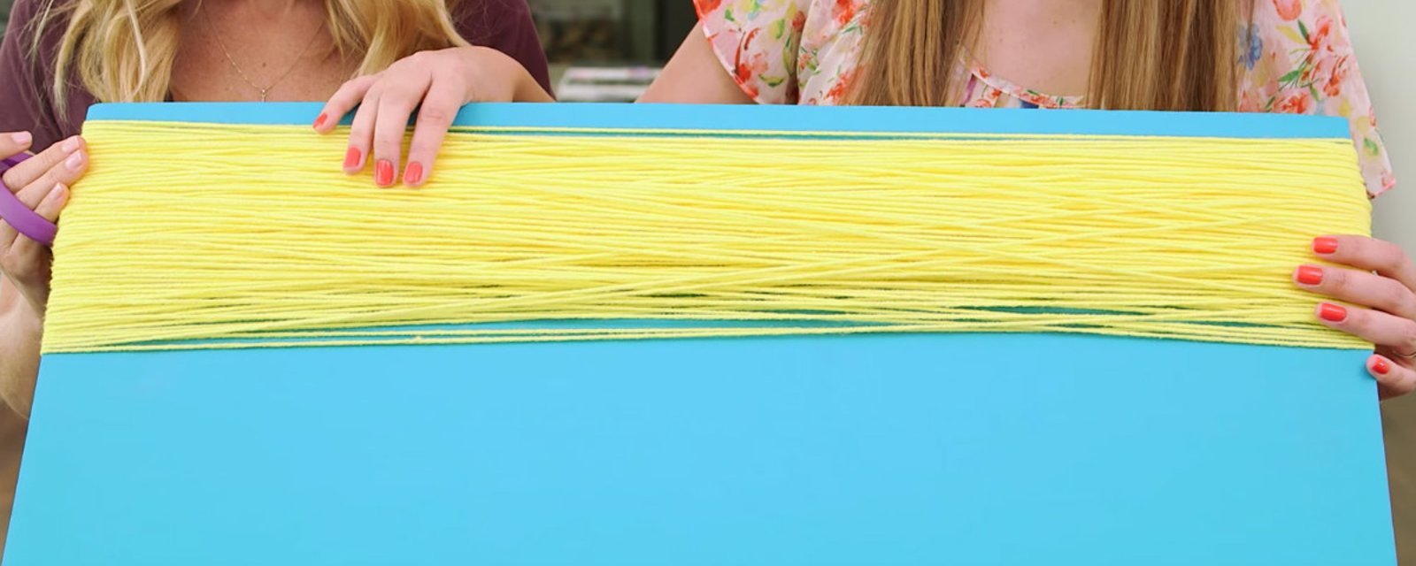 Elles enroulent de la laine autour d’un grand carton et… elles réalisent le rêve d’une petite fille!