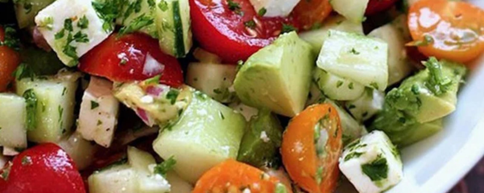 Cette salade dégonfle l'abdomen et vous donnera un ventre plat juste à temps pour l’été!
