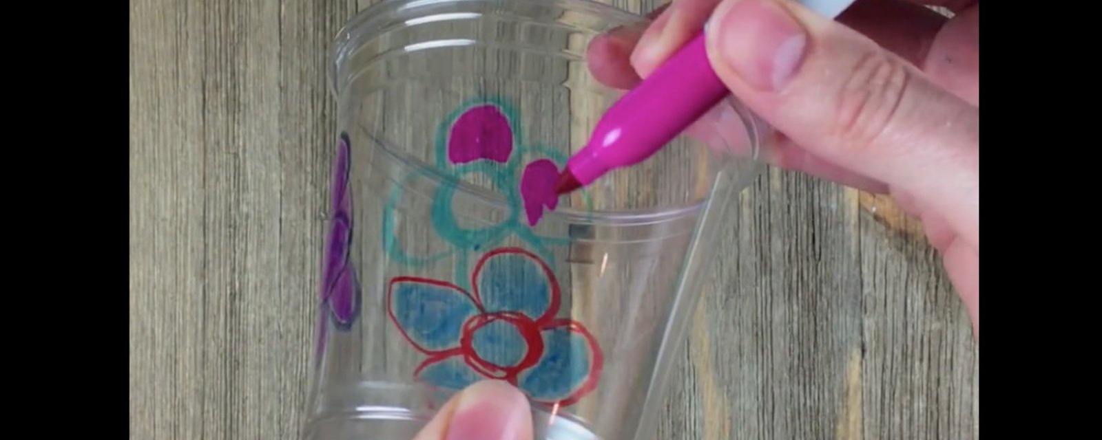 Elle dessine sur des verres avec des marqueurs: quand elle les fait fondre, le résultat est adorable!