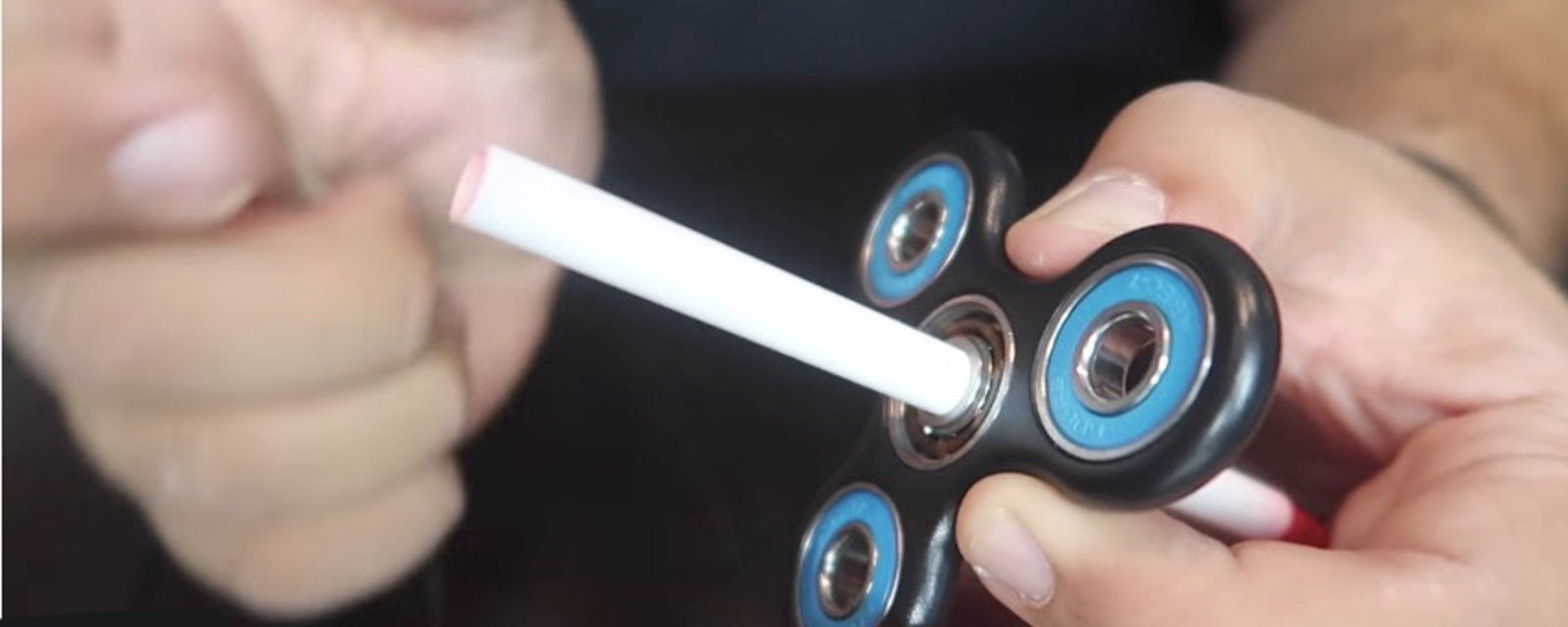 Il insère un crayon dans un Spinner! Il nous montre ensuite à faire 6 impressionnants tours de magie, avec ce Spinner! 