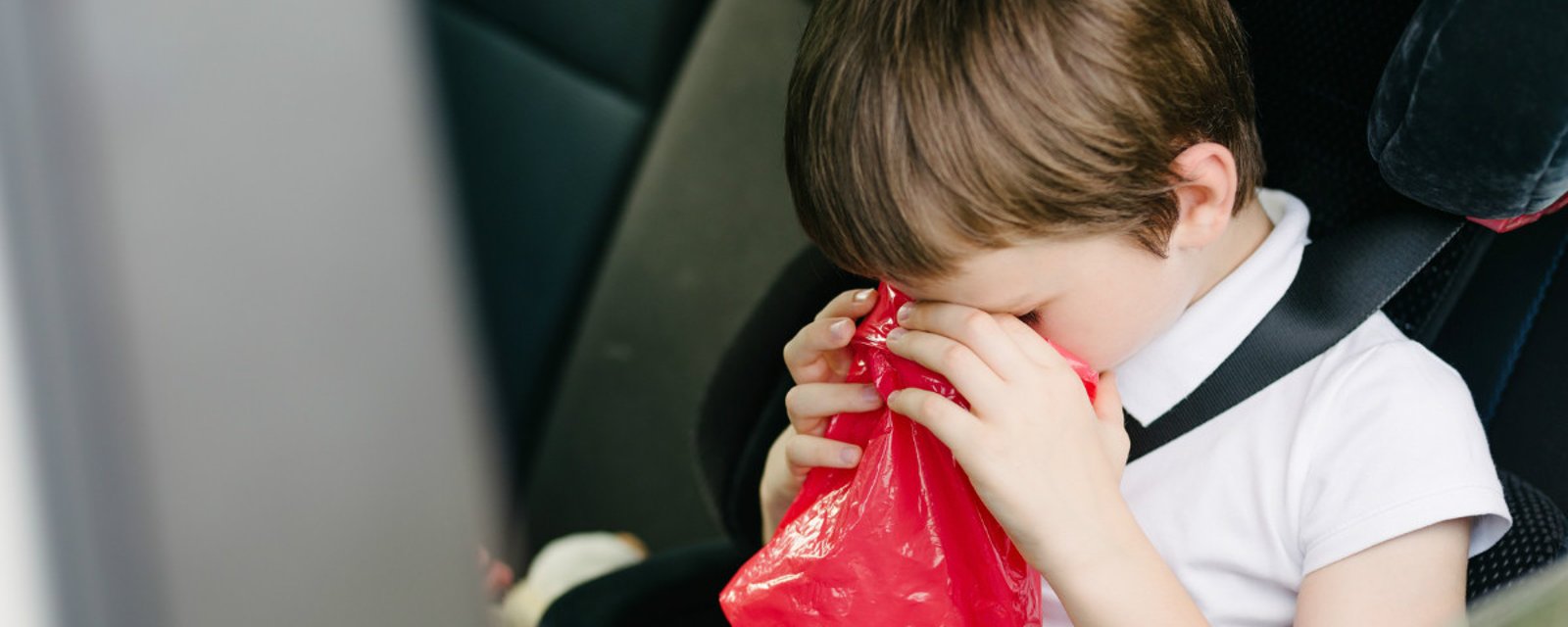 Votre enfant est souvent malade en voiture? Pensez à toujours avoir ces produits avec vous!