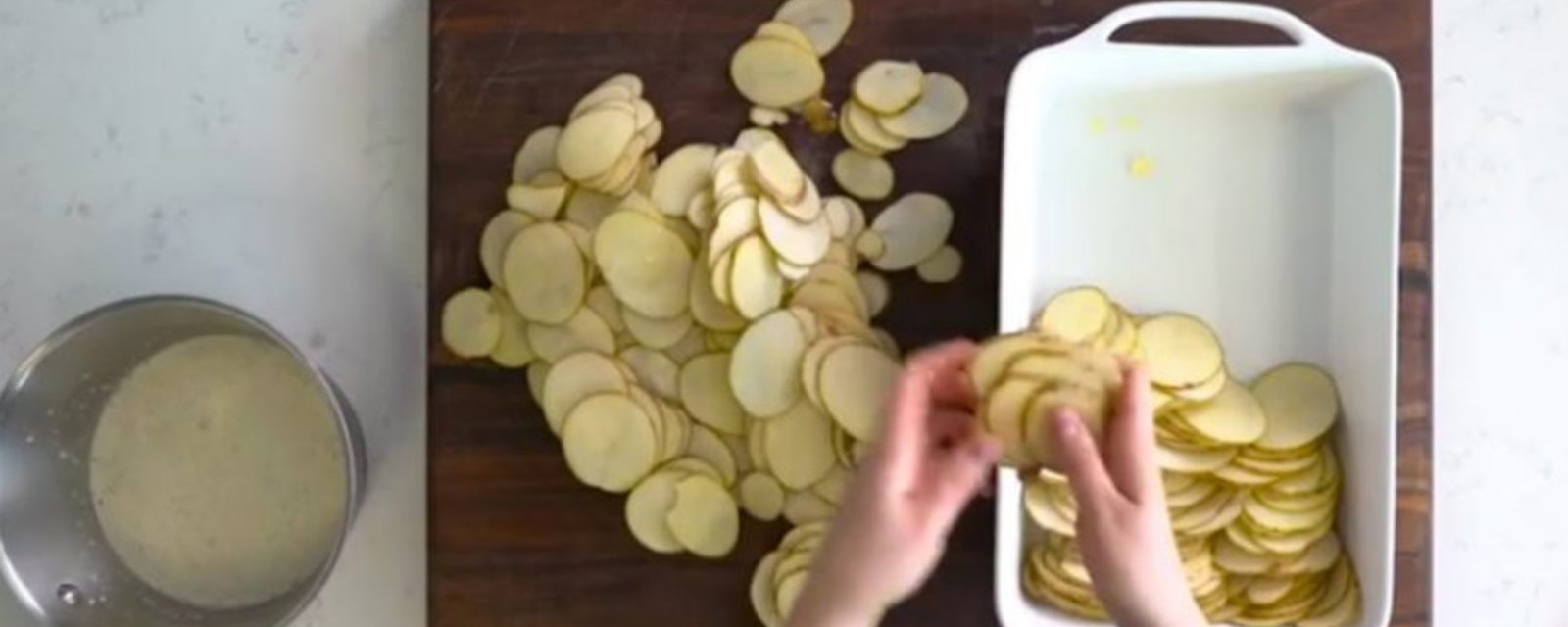 Elle tranche des pommes de terre en rondelles et les fait cuire au four: sa recette est irrésistible!