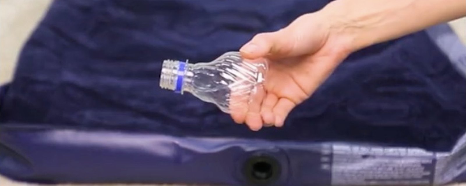 Avec-vous déjà pensé récupérer une bouteille pour gonfler un matelas de camping? C'est brillant! 