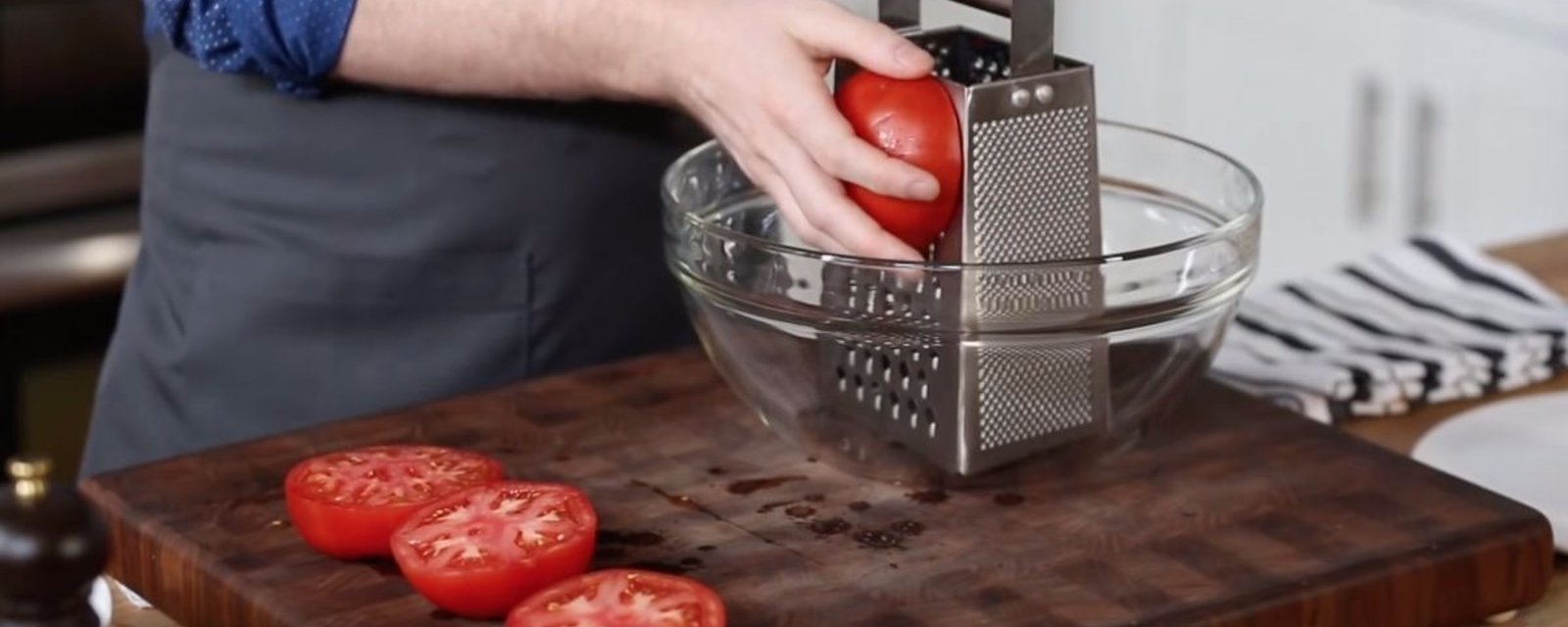 Il réduit une tomate en purée avec une râpe à fromage: regardez bien sa main quand il finit! 