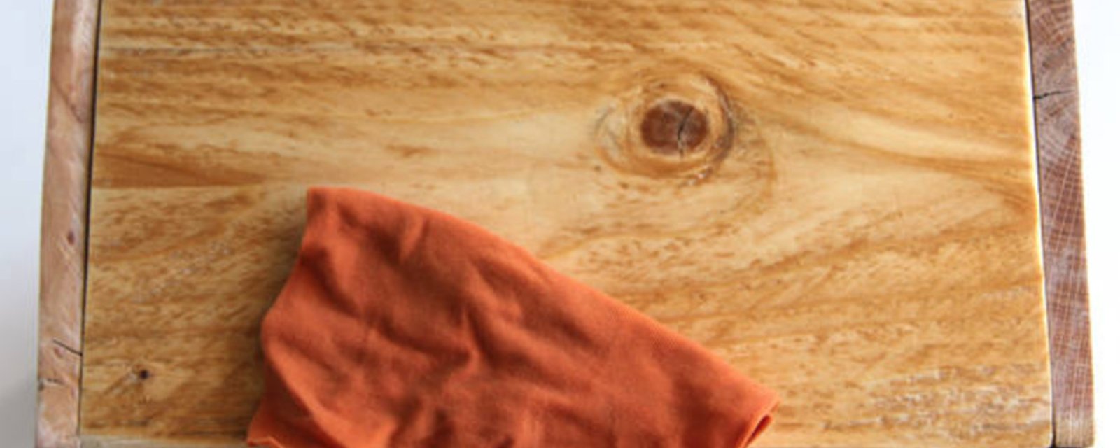 Transférez une photo sur du bois sans matériel spécialisé: vous n’aurez besoin que de papier ciré!