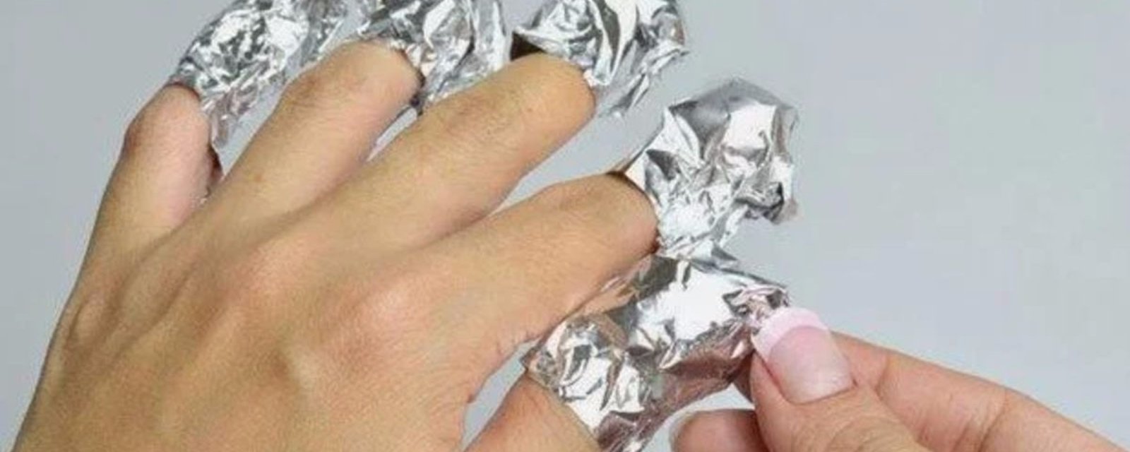 La raison pour laquelle elle enveloppe ses doigts dans de l’aluminium est franchement surprenante!