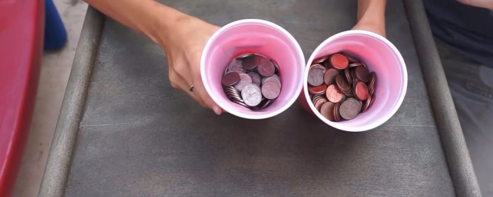 Avec quelques pièces de monnaie, cette jeune fille transforme une table pour l’offrir en cadeau à sa mère!
