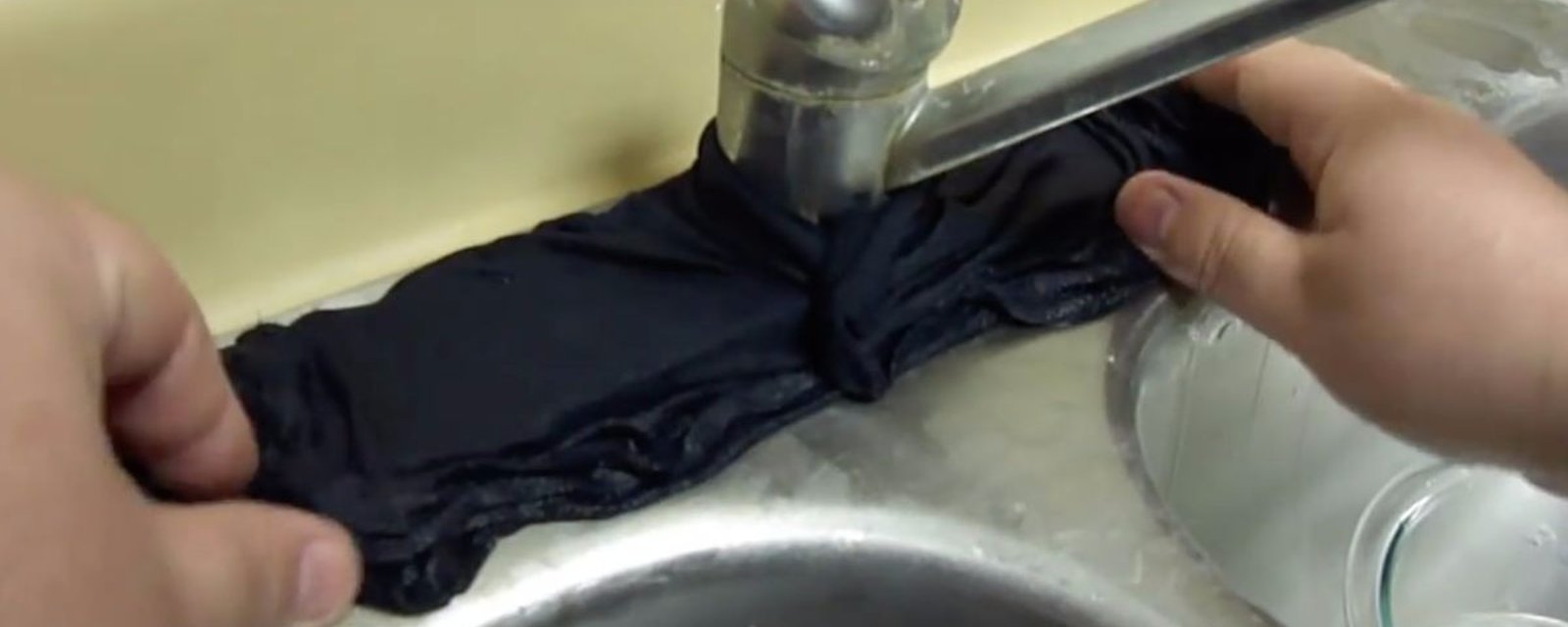 Il enroule un linge autour de son robinet de cuisine plein de calcaire. 1 heure plus tard, il brille comme un neuf!