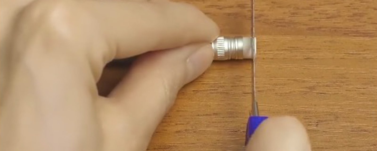 Elle coupe une tranche de gomme à effacer sur le bout d'un crayon! Sa brillante astuce dépannera bien des filles à partir de maintenant!