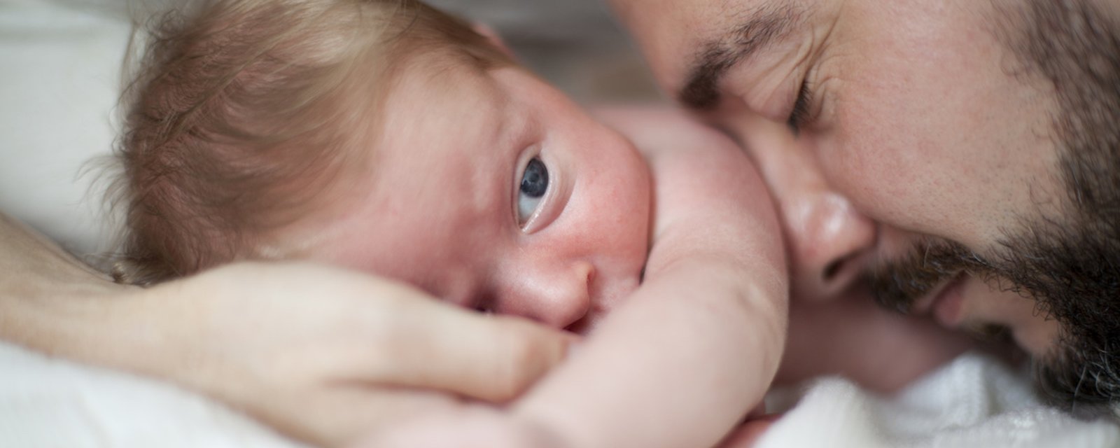 La science le confirme: câliner un bébé n'a que des bénéfices
