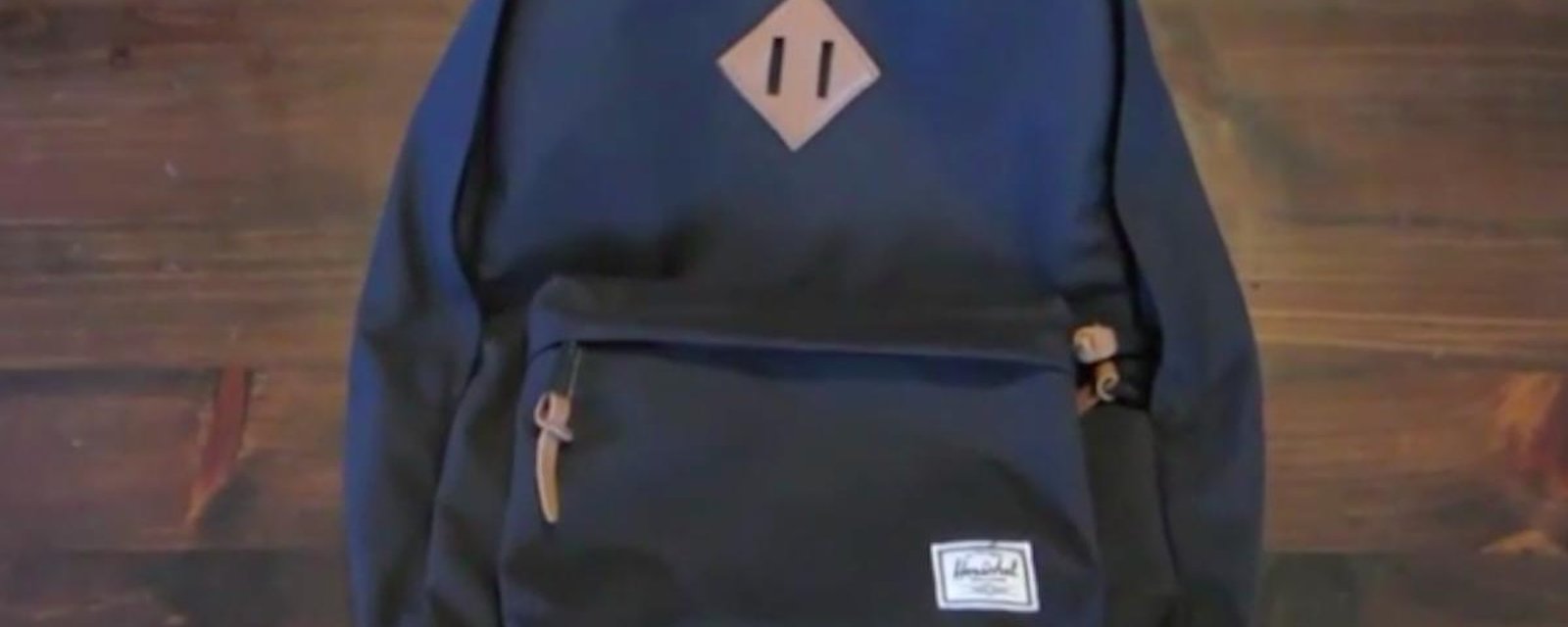 À quoi sert le patch percé de deux trous qui se trouve sur les sacs à dos?