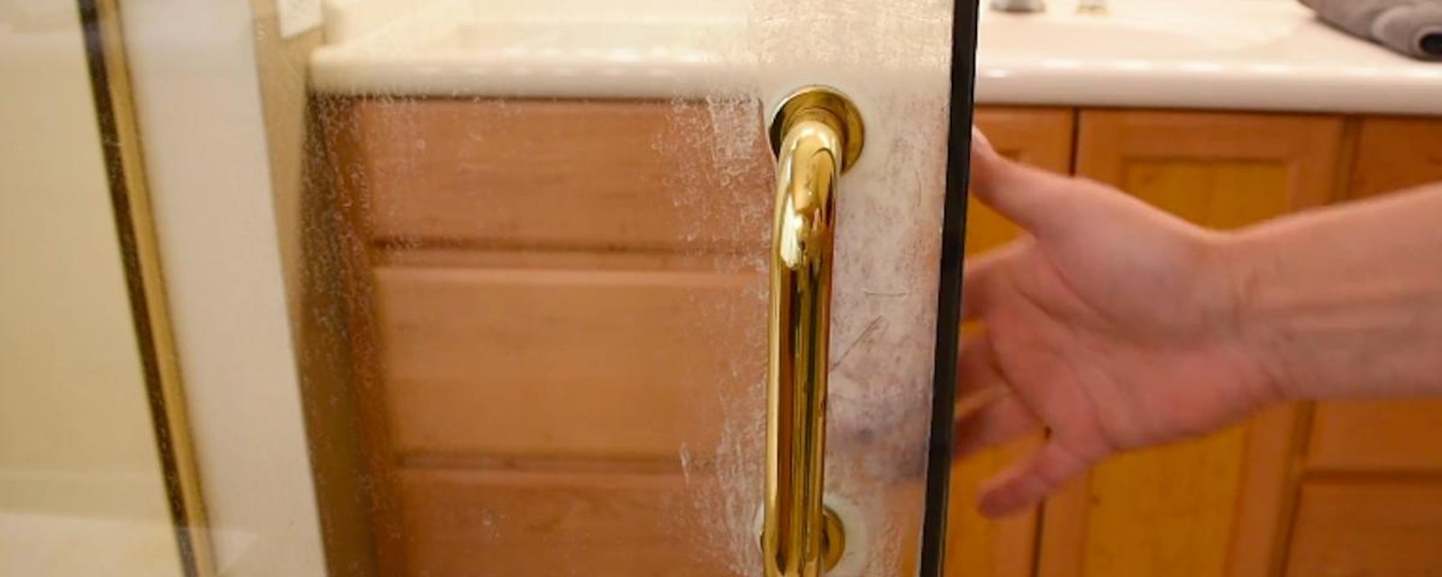 6 conseils pour vous aider à nettoyer les portes de douche en verre