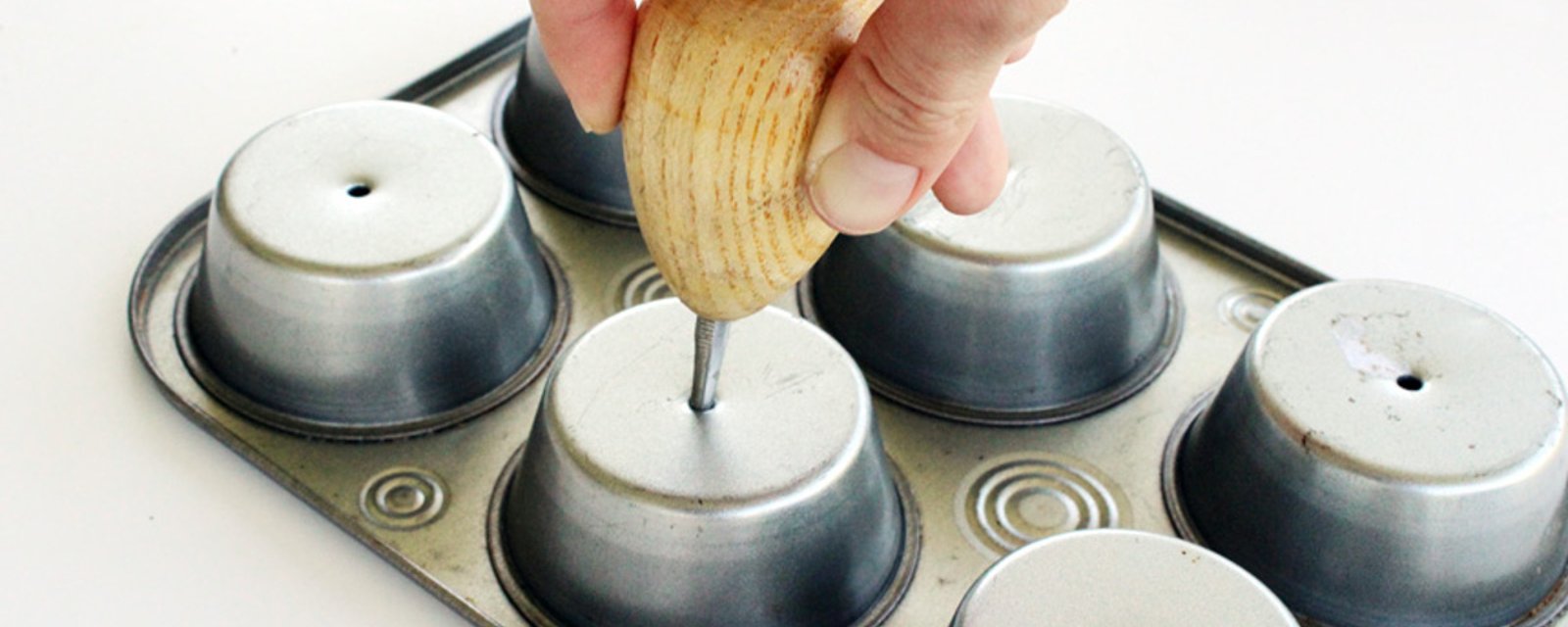 Elle prend un moule à muffins, elle perce des trous et elle nous montre une toute nouvelle utilisation