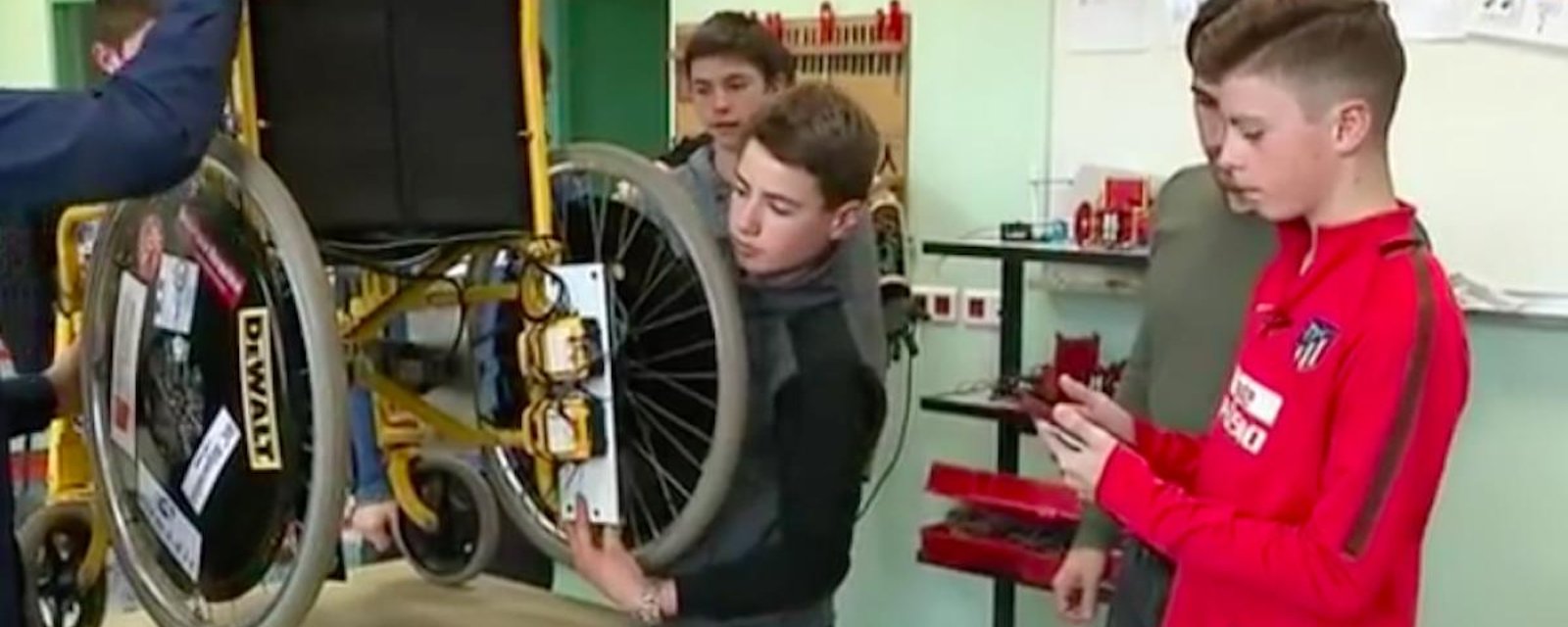 Pour aider leur ami handicapé, des élèves de secondaire créent un fauteuil roulant connecté
