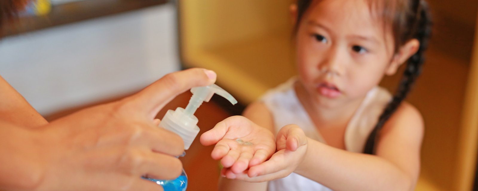 Les enfants qui utilisent du désinfectant pour les mains manquent moins l’école que les autres