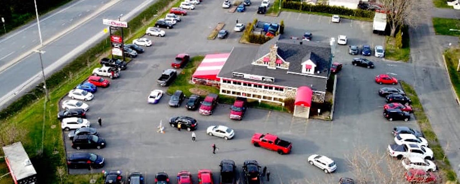 Crise du coronavirus: un restaurant de Drummondville ramène le concept de «drive-in»