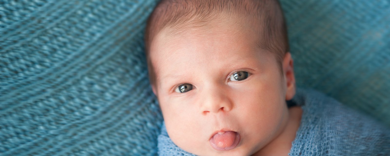 6 raisons pour lesquelles votre bébé tire si souvent la langue