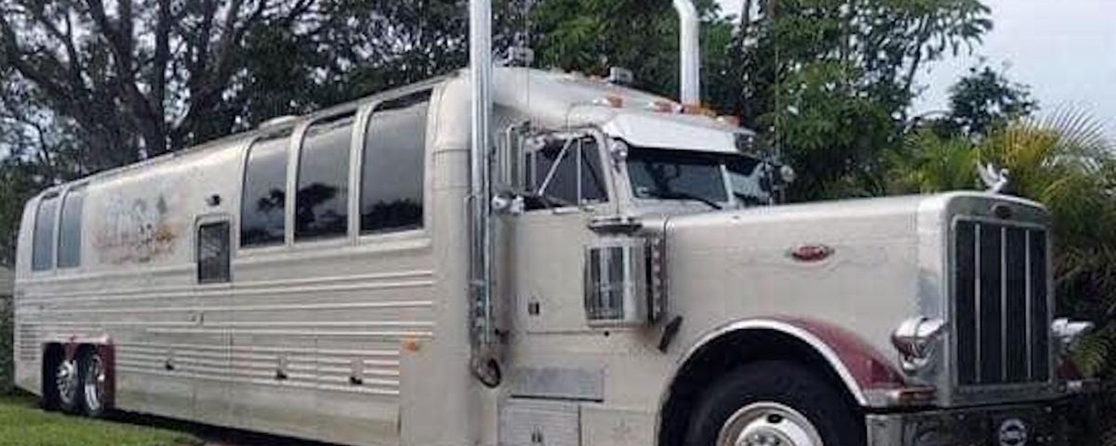 Ce camion-remorque a été métamorphosé en véritable maison de luxe sur roues!