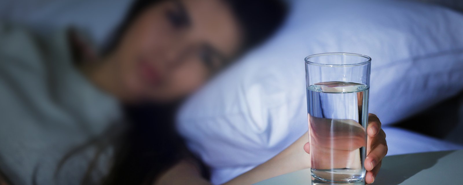 Voici pourquoi vous ne devriez pas laisser un verre d’eau sur votre table de nuit quand vous dormez