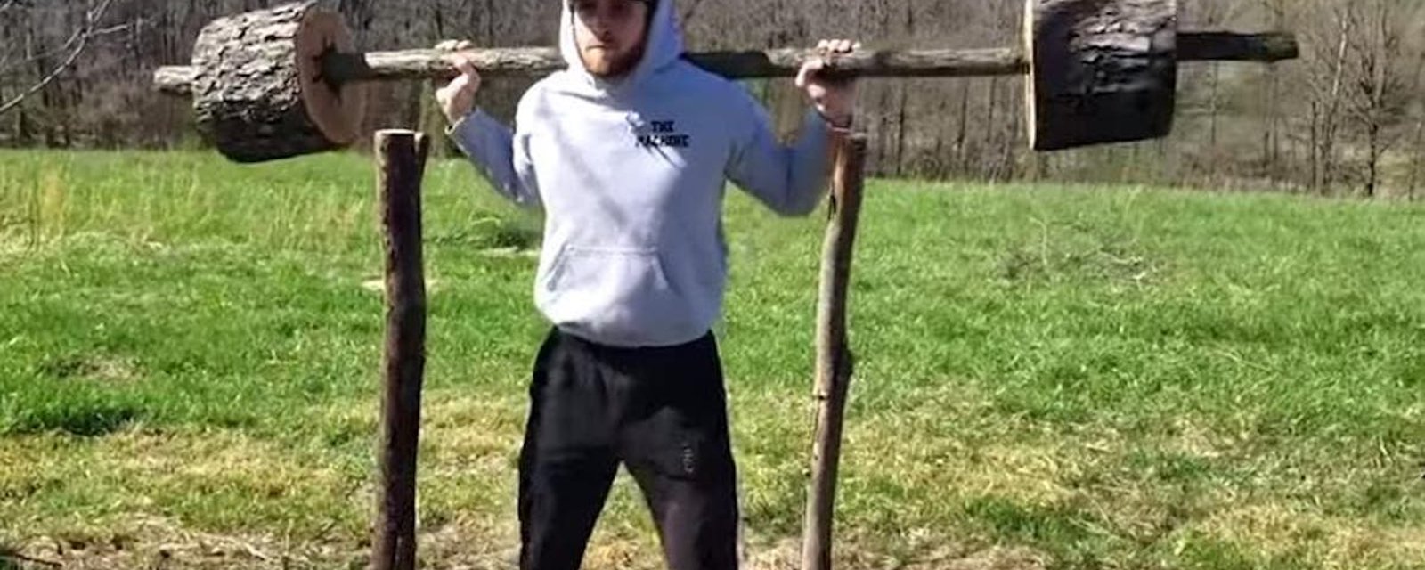 Ne pouvant plus aller au gym, il fabrique ses propres appareils d'entraînement... en bois!